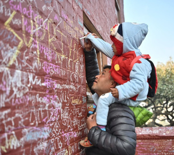 सरस्वती पूजामा बालबालिकालाई शिक्षा आरम्भ गराउँदै अभिभावक